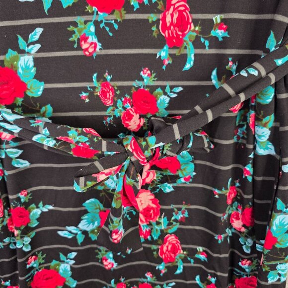 Womens LuLaRoe Black Red Green Floral Striped Dress Short Sleeve Belted Size 2XL - Picture 2 of 8